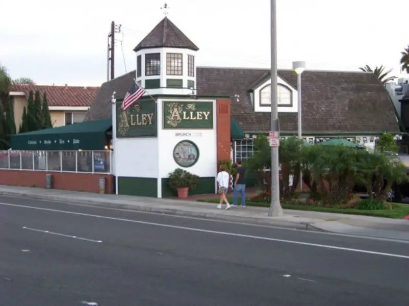 Alley Restaurant & Bar (The) – Newport Beach